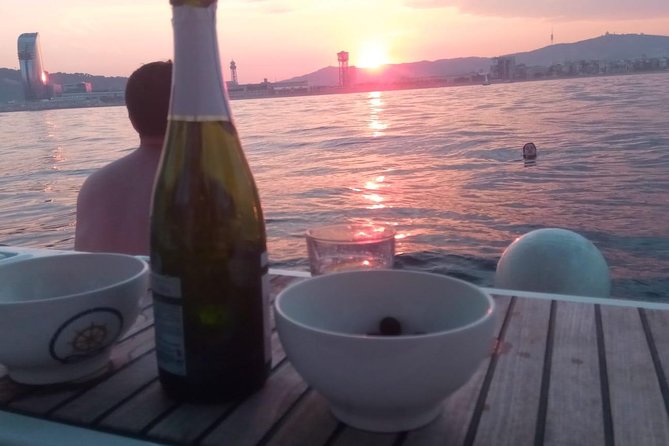 1h Refreshing Sailing Tour in Barcelona with Open Bar & Snacks - El Peix at 52m: The Golden Fish You’ll Want to Photograph