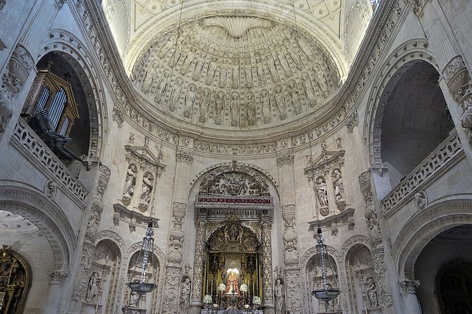 Alcazar, Cathedral and Giralda Guided Tour with Priority Tickets - Royal Alcázar de Sevilla: a palace that evolved across Islamic, Baroque, and Renaissance eras