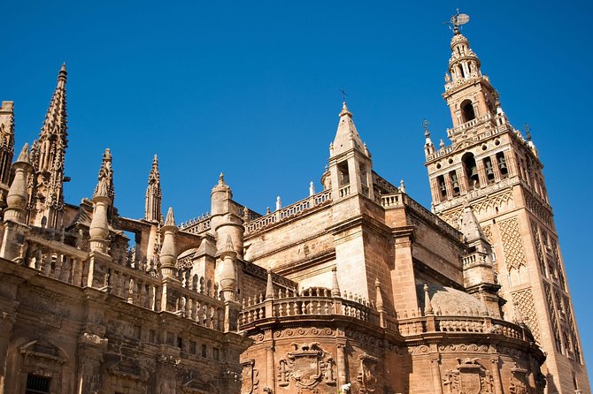 Alcazar, Cathedral and Giralda of Seville with entrance fee included - Guide style and group size: what makes the experience land