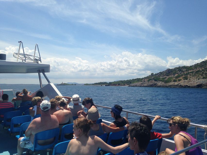 Alcudia: Boat Trip to Coll Baix - Onboard vibe: seating, bar options, and how to stay comfortable
