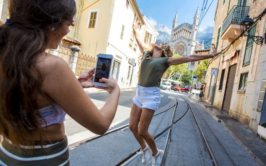 Alcudia/Marratxi: Valldemossa & Soller Tour by Tram & Bus - Valldemossa at your pace: village streets and the monastery choice