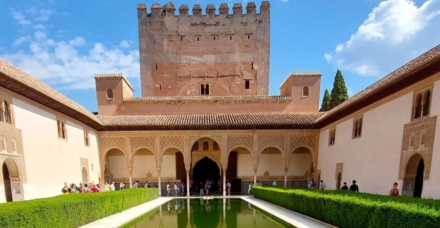 Alhambra and Nasrid Palaces Guided Tour with Tickets - Key things that make this Alhambra tour work