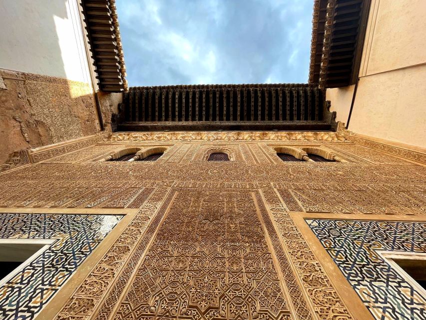 Alhambra and Nasrid Palaces Guided Tour with Tickets - Nasrid Palaces, court life in close-up detail