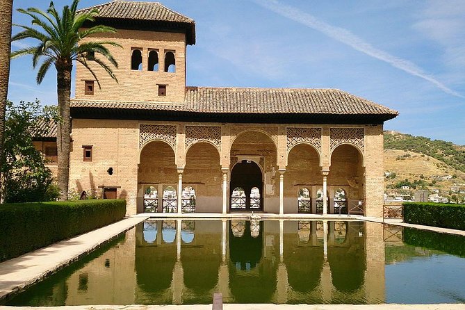 Alhambra &Charles Palace Guided Tour with Optional Nasrid Palaces - Stop 2: The Palace of Carlos V, a quick and telling contrast