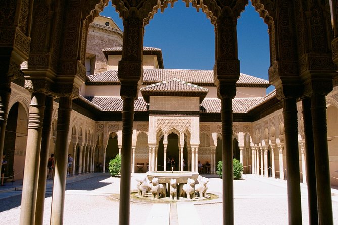 Alhambra &Charles Palace Guided Tour with Optional Nasrid Palaces - Picking the right option: Nasrid Palaces, transfers, or surroundings