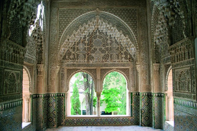 Alhambra Complete: Ticket Skip-the-Line Nasrid Palace and Generalife with Guide - Nasrid Palaces: Comares and Lions, the political heart of the Qasr