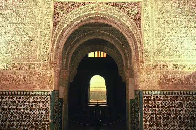 Alhambra Complete: Ticket Skip-the-Line Nasrid Palace and Generalife with Guide - Time on your feet: what to bring for 3 to 5 hours