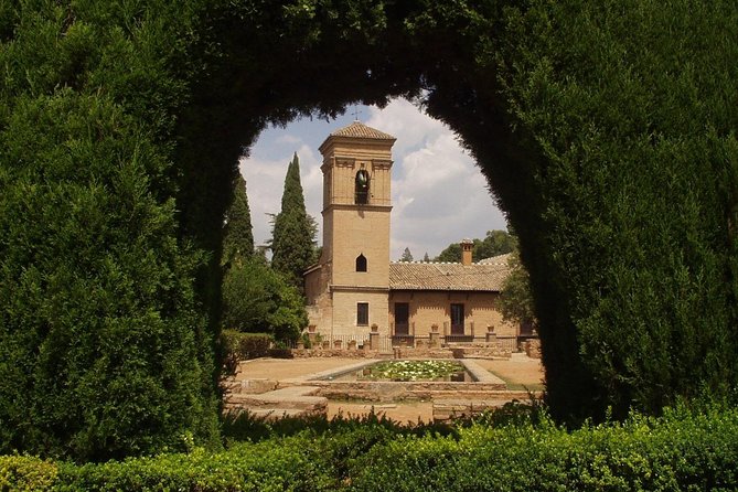 Alhambra & Generalife Skip the Line Premium Tour including Nasrid Palaces - Alcazaba fortress: 40 minutes of defense, views, and structure
