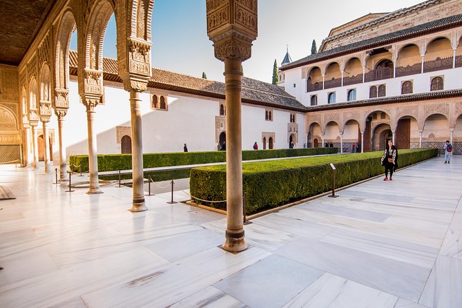 Alhambra Guided Tour & Albaicin Tour from Seville - Alcazaba in 15 minutes: short visit, strong context
