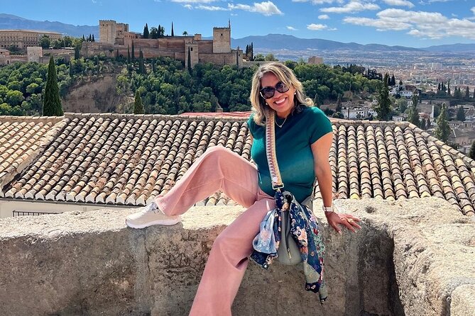 Alhambra Guided Tour & Albaicin Tour from Seville - Generalife in 30 minutes: the garden story of power