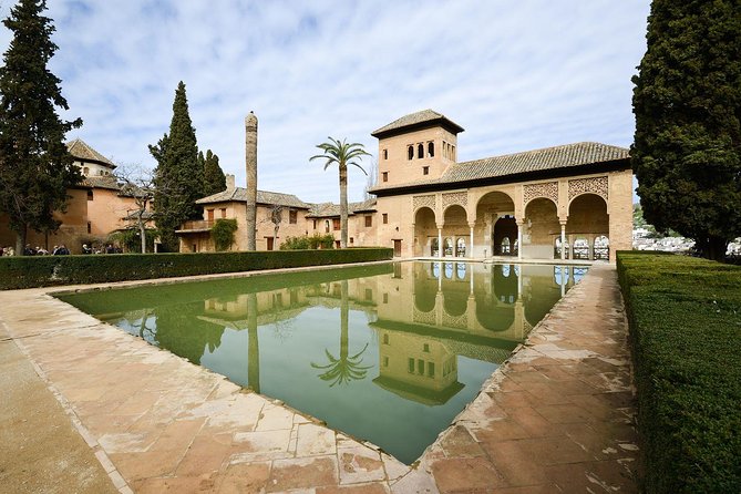 Alhambra Guided Tour with Generalife Gardens - Meeting the Guide at the Alhambra Entrance Without the Stress