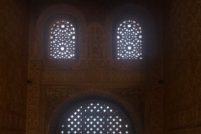 Alhambra: Night Visit to Nasrid Palaces - Guides can make or break the tone, and names show up in good ways