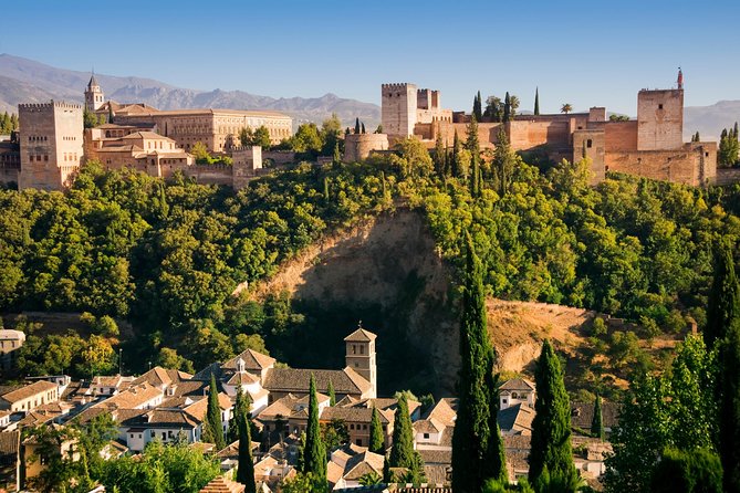 Alhambra Private/Small Group Tour & Nasrid Palaces Skip the Line - Meeting Point and Getting Oriented at P.º de la Sabica