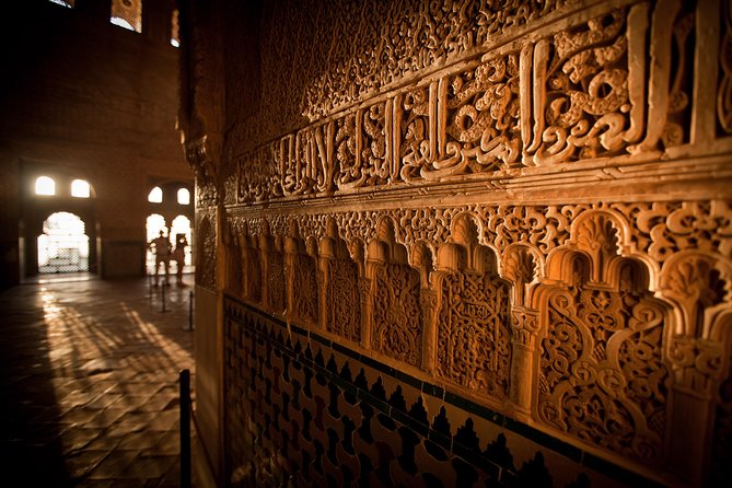 Alhambra: Small Group Tour with Local Guide & Admission - Palace of Charles V: the short but sharp contrast