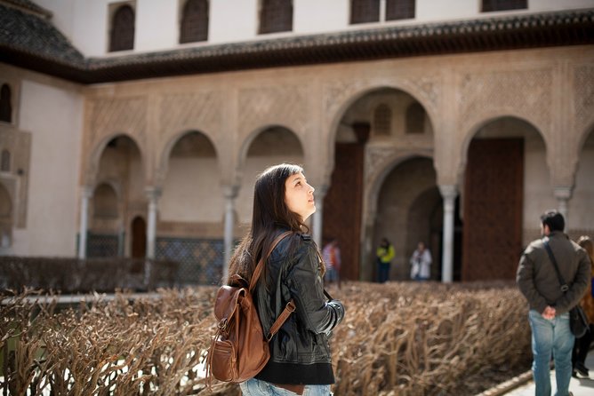 Alhambra Tour and Nazaries Palaces with Hammam Massage Experience - Generalife Gardens: moving from power to pleasure