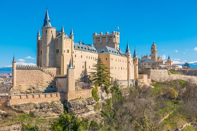 Avila & Segovia Tour with Tickets to Monuments from Madrid - First stop near the Sierra de Guadarrama: a mountain moment