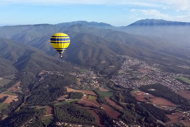 Balloon Ride over Catalonia with optional Pick-up from Barcelona - Shared flight vs private upgrade: which one fits your group?
