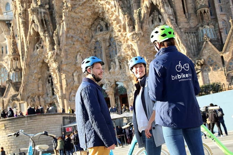 Barcelona: 1.5-Hour Sightseeing Tour by Bike/Electric Bike - Plaça Reial: Gaudí lamps, the Fountain of the Three Graces, and an easy photo moment