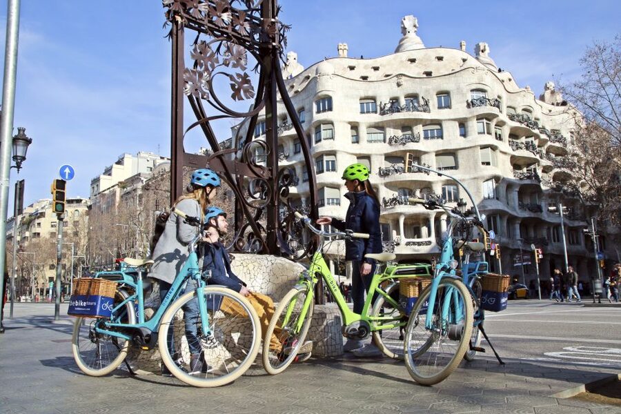 Barcelona: 2.5-Hour Bike or E-Bike Historical Tour - Vila de Gràcia and Passeig de Sant Joan: A Smooth Ride Toward the Big Finale