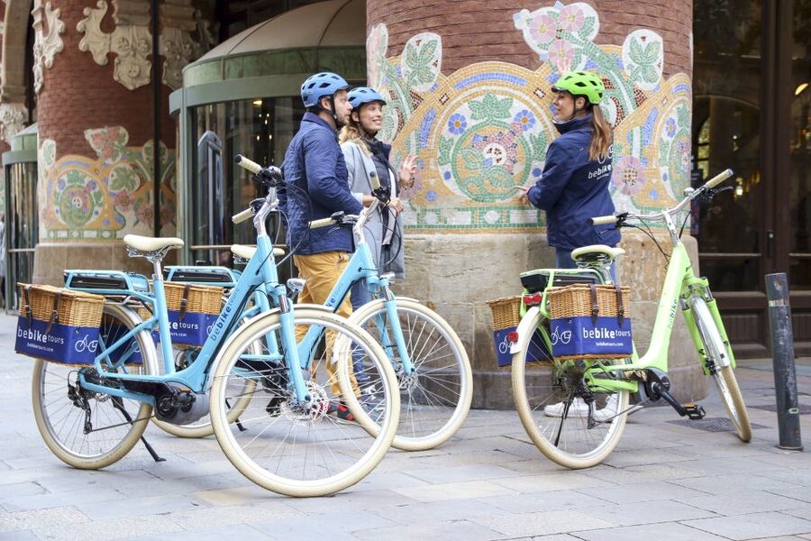 Barcelona: 2.5-Hour Bike or E-Bike Historical Tour - Sagrada Familia: The Unfinished Masterpiece in Real Time