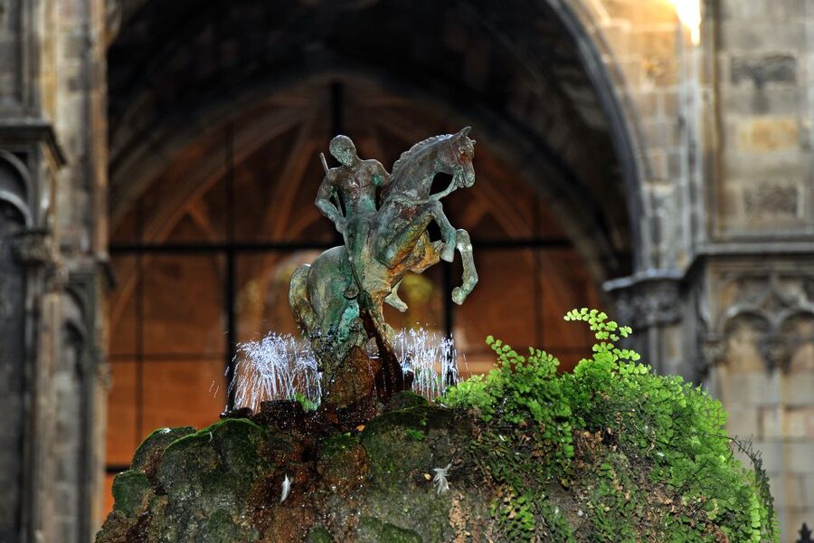 Barcelona 2-Hour Gothic Walking Tour - Finding the Tour Start at Plaça Seu (the i Symbol)