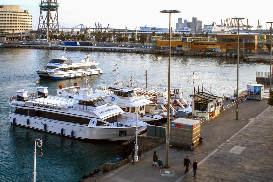 Barcelona: Boat Tour in Las Golondrinas - The deck experience: how to stay comfortable and get the best photos