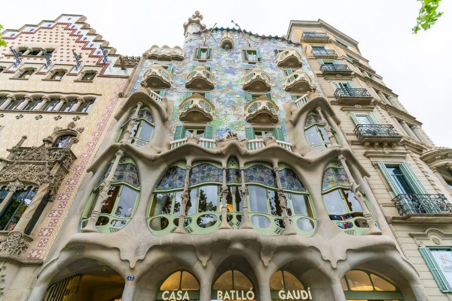 Barcelona: Casa Batlló Be The First Entry Ticket - Meeting Point and Device Setup: Pick up your audioguide and virtual tablet
