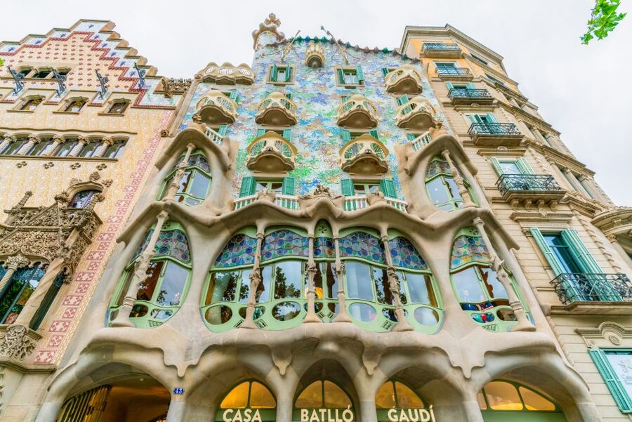 Barcelona: Casa Batlló Entry with Self-Audioguide Tour - Timing your visit: lines, dark atmospheres, and pacing