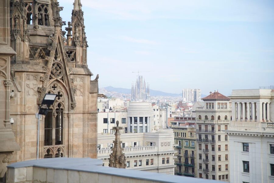 Barcelona Cathedral: Ticket, Guided Tour and VR Experience - Entering the Barcelona Cathedral, where Roman ruins meet Gothic ambition