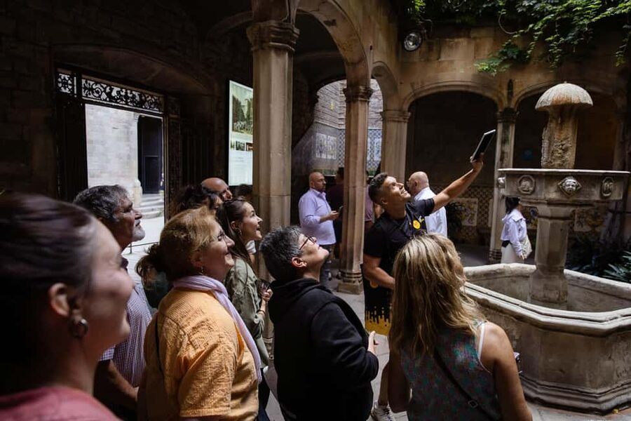 Barcelona: City Walking Tour with Local Guide - Plaça de Sant Jaume and Plaça del Rei: the civic heart of the story