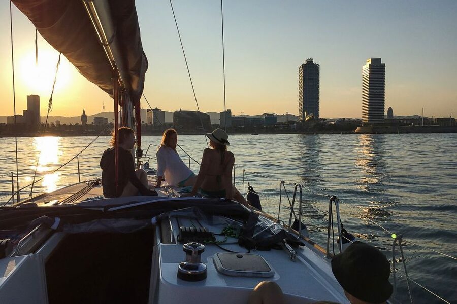 Barcelona: Coastline Boat Trip with Snacks and Cava - Who this sailing trip is best for