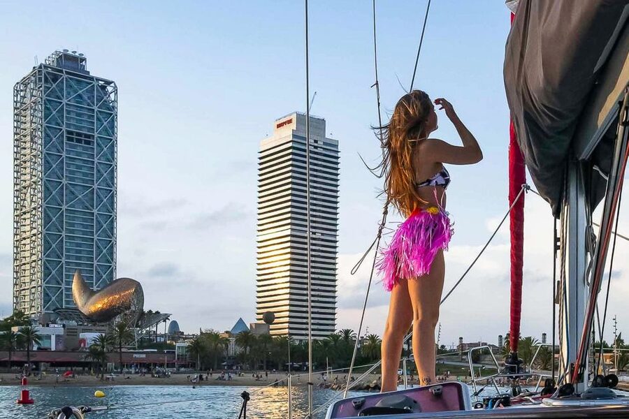 Barcelona: Coastline Boat Trip with Snacks and Cava - What the 2-hour timing gets right