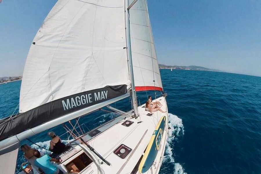 Barcelona: Coastline Boat Trip with Snacks and Cava - Price and value: why $32 can make sense here