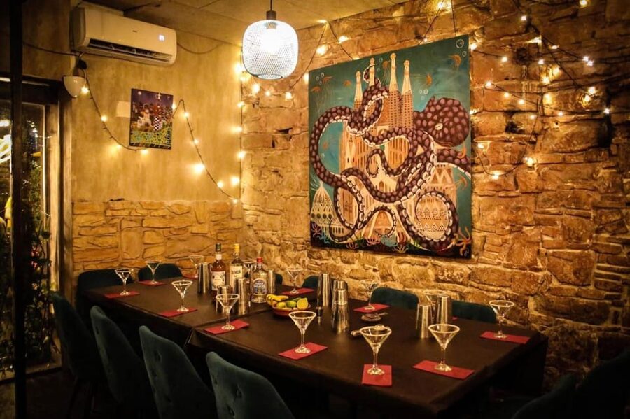 Barcelona: Cocktail Master Class by Mixologist with Tapas - Key Points You’ll Care About