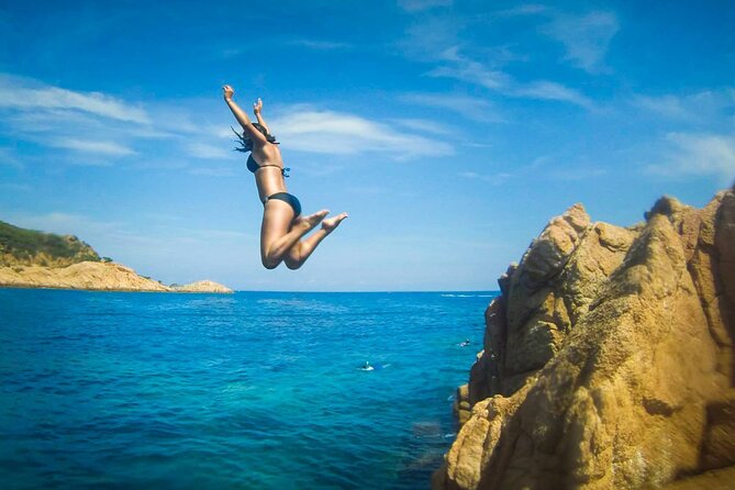 Barcelona: Costa Brava Easy Hike, Snorkel, Cliff-Jump & Meal - Noucentista architecture at Sant Pol and Sa Conca’s upscale seaside edge