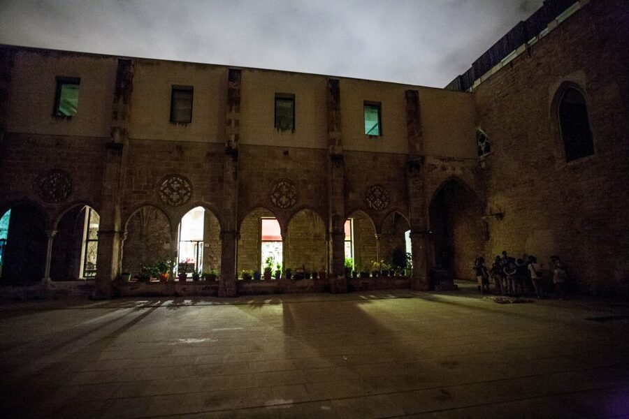 Barcelona: Dark History Night Walking Tour - Meeting Under Arc de Triomf, Then Walking Into El Born After Dark