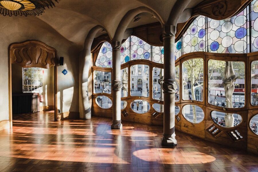 Barcelona: Discover Gaudí, Sagrada Familia, and Park Güell - Casa Amatller and Casa Milà exterior stops: context without a slog