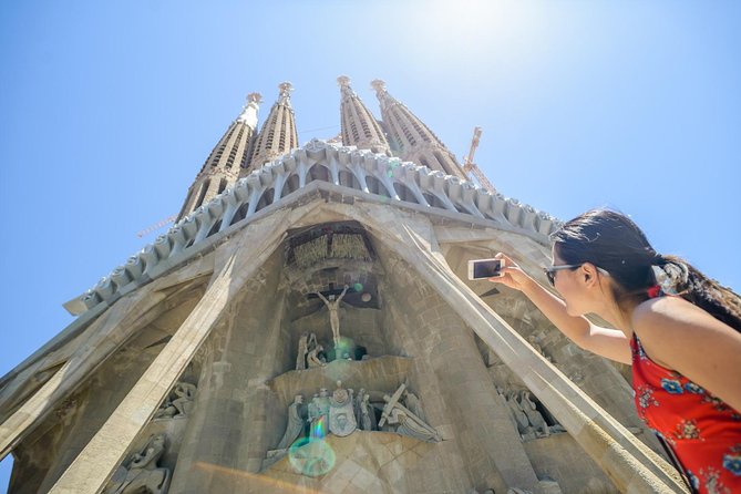Barcelona e-Bike Tour: Gaudí & Old Town Small Group - Passeig de Gràcia Gaudí stops: facades, stories, and competition