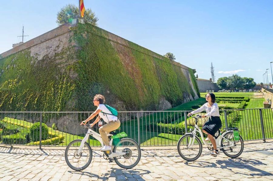 Barcelona: E-Bike Tour with Montjuic Cable Car & Boat Ride - Montjuïc Castle and viewpoints, where stops actually matter