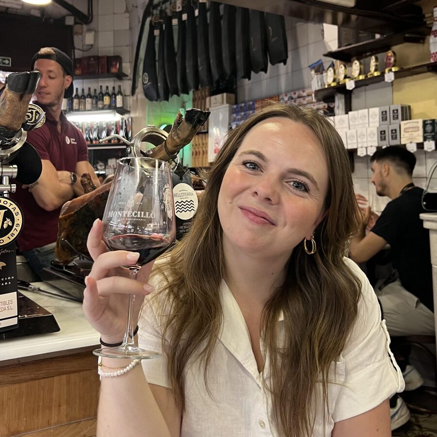 Barcelona: El Born and Gothic Quarter Wine & Tapas Bar Tour - The first restaurant stop: wine tasting and a Catalan-style warm-up