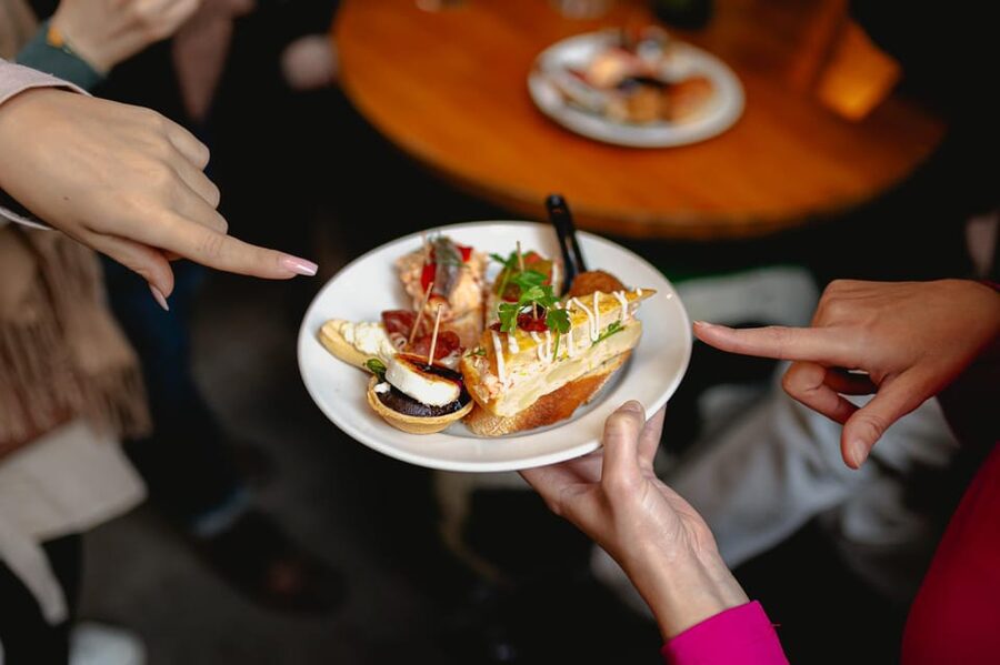 Barcelona: El Born Food Walking Tour with Tapas and Drinks - Practical tips so you enjoy the walking and tasting