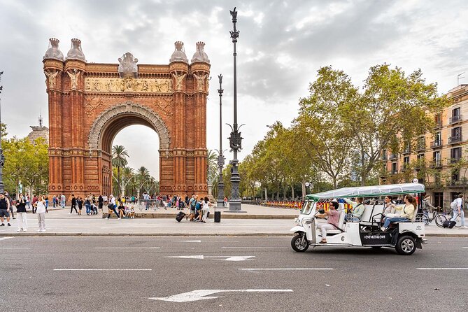 Barcelona Expert Tour with Local Guide in Eco Tuk Tuk Private - Getting on board: meeting point and how the route starts