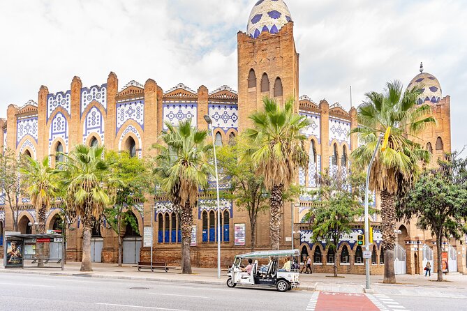 Barcelona Expert Tour with Local Guide in Eco Tuk Tuk Private - The value of your guide-driver: more than facts, it is context