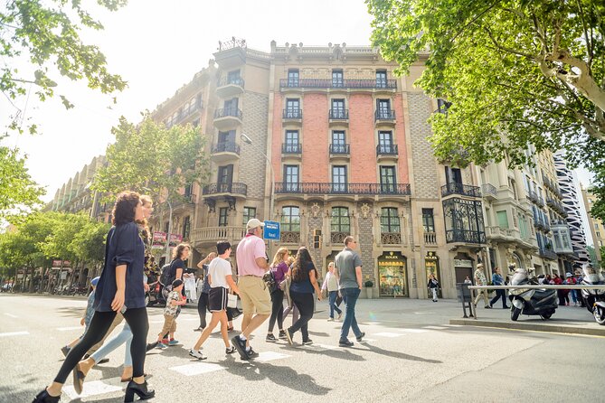 Barcelona Gaudi and Sagrada Familia Tour - Guide style matters, and this one sounds like the real deal
