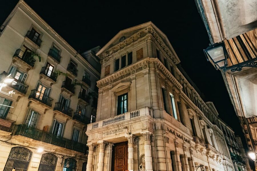 Barcelona: Gothic Quarter Ghosts and Legends Walking Tour - Gothic Quarter by night, crime and legends instead of postcards