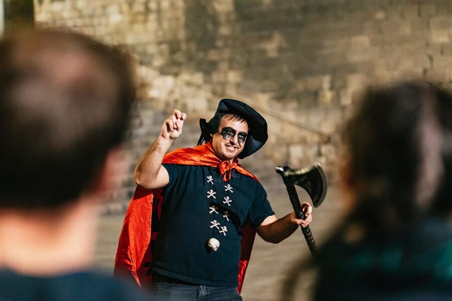 Barcelona: Gothic Quarter Ghosts and Legends Walking Tour - Where the night starts at Traveller’s Nest Bar