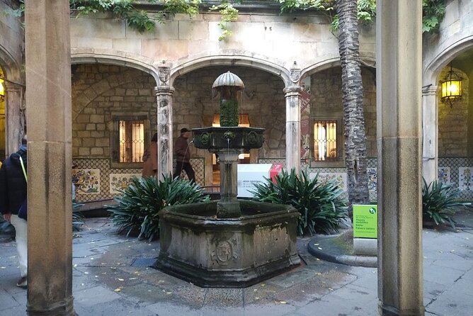 Barcelona Gothic Quarter Walking Tour with Tapas - Why this Gothic Quarter walk makes sense at 4:00 pm