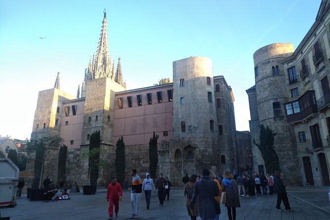 Barcelona Gothic Quarter Walking Tour with Tapas - Craft Barcelona tapas, the payoff after the walking