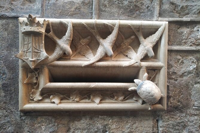 Barcelona Gothic Quarter Walking Tour with Tapas - Plaça de Catalunya, the big square that sets your bearings
