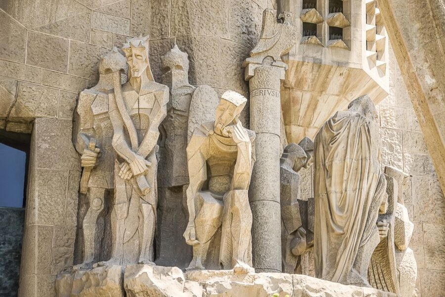 Barcelona: Guided Tour of Sagrada Familia - Why the Sagrada Familia evening slot makes the tour feel easy